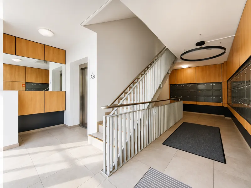 Stilvolle 3-Zimmer-Wohnung mit Balkon und EBK in Berlin — photo 1